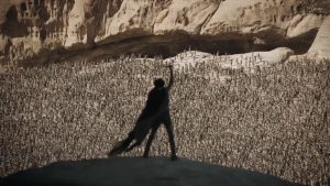 Timothée Chalamet sebagai Paul Atreides menyapa pasukan Fremen dalam Dune Part Two