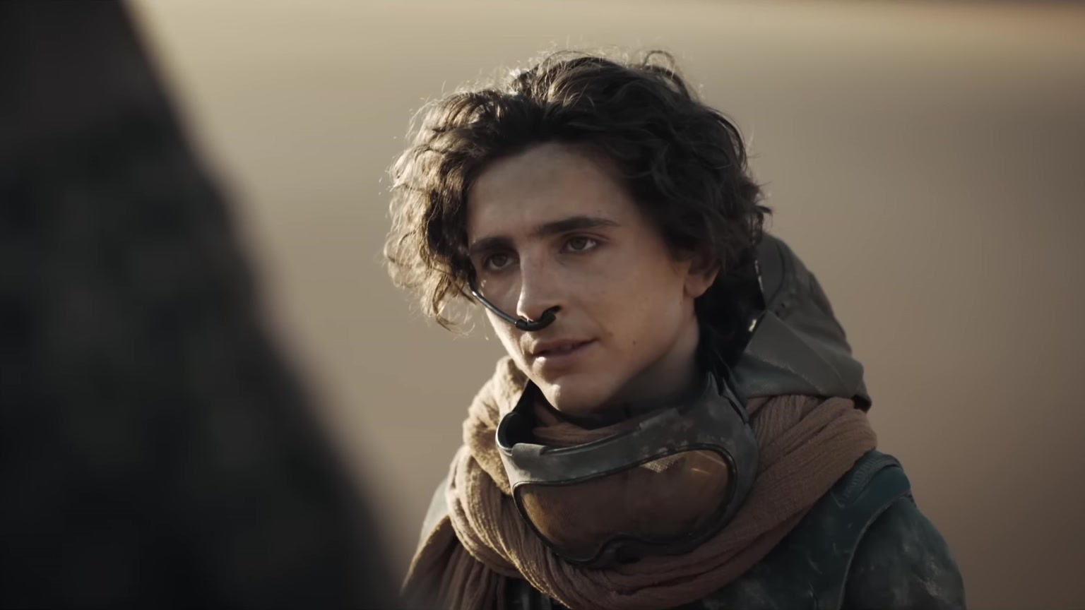Urutan Nonton Dune Part 1, 2, dan 3 Versi Denis Villeneuve 4 Timothée Chalamet sebagai Paul Atreides berseragam stillsuit Fremen dalam Dune Part Two