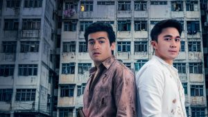 Dua pemeran utama film VMX Tenement (2026) berdiri di depan gedung rusun