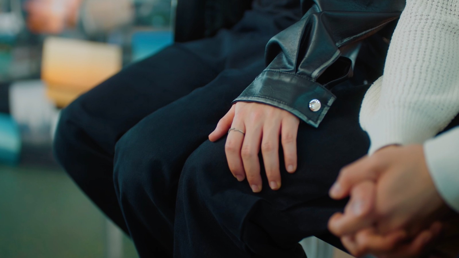 Adegan tangan Dean dan Moth dalam episode 8 You Maniac