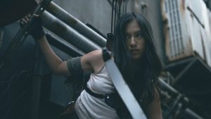 Yuri Tsunematsu sebagai Heiya Akane di Alice in Borderland dengan busur dan panah