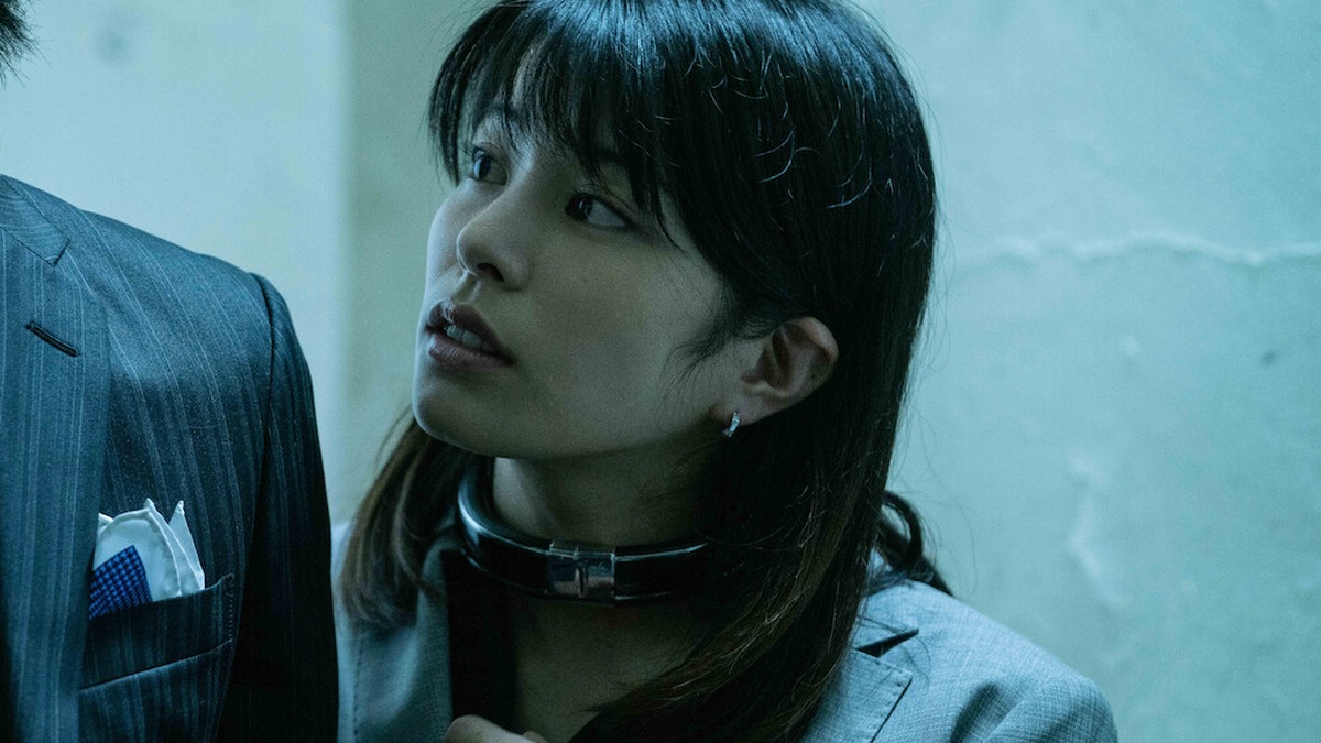 Yuri Tsunematsu sebagai Heiya Akane dengan kalung permainan di Alice in Borderland
